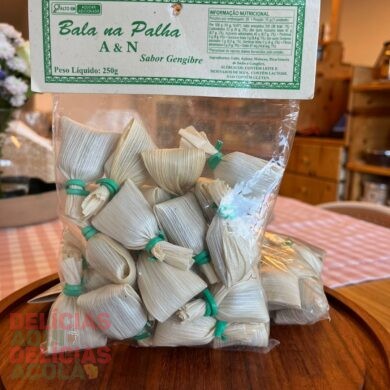 Bala de doce de leite na palha com gengibre.