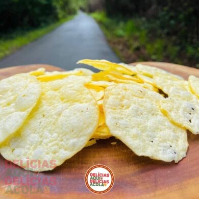 Chips de queijo provolone puro desidratado.