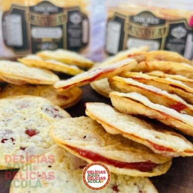 Chips de queijo Provolone desidratado com goiabada.