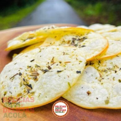 Chips de queijo provolone com ervas finas desidratado.